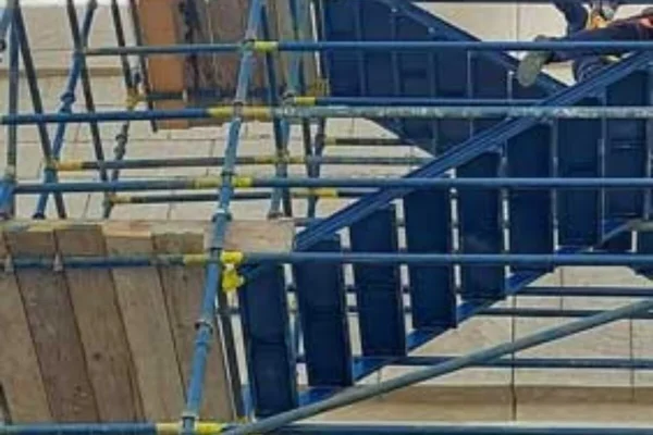 Staircase scaffolding system